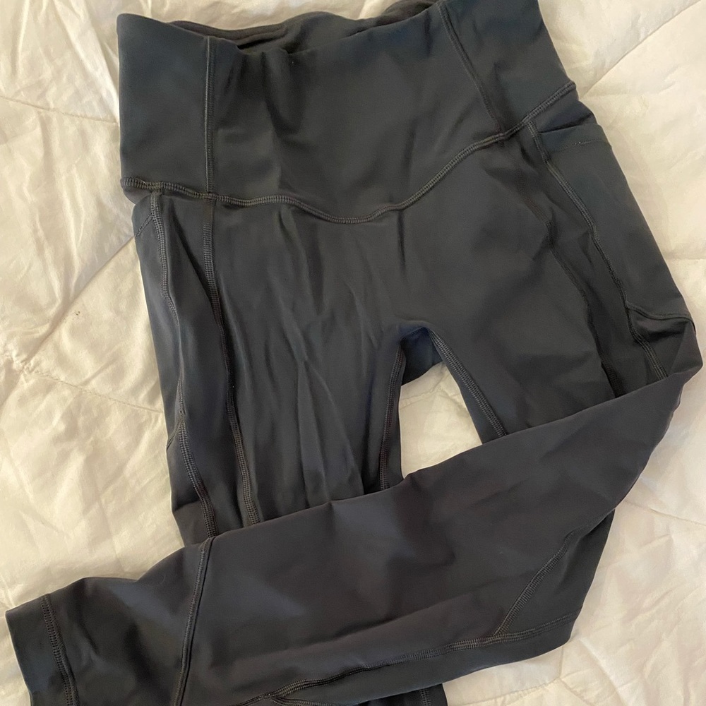 Lululemon all the right paces. Size 6. Roughly 23”. Perfect condition.